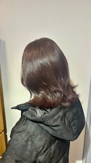 ミディアム シオン/艶髪/ グレージュカラーのヘアスタイル