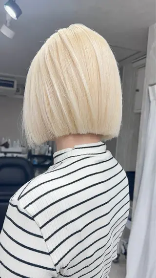 ショート 前髪カット🩶レイヤ ー🩶ハイトーン🩶のヘアスタイル