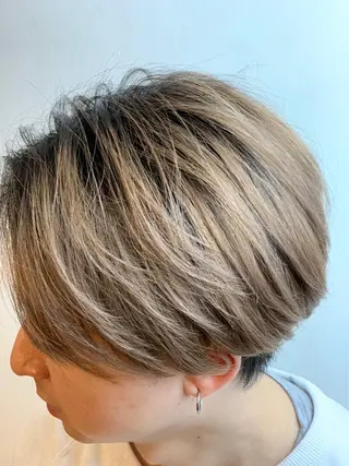 ショート カラー ハラ ルイスのヘアスタイル