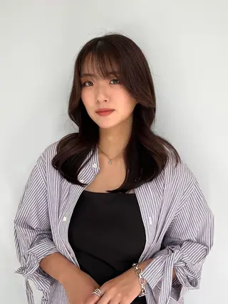 ミディアム カラー 顔周りレイヤーカット 透明感カラー達冨のヘアスタイル