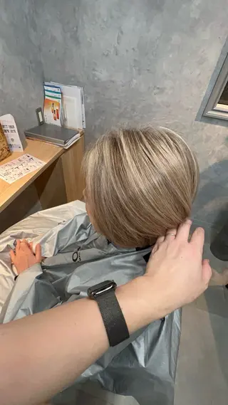 ミディアム motoトップカラー リスト/ブリーチカラのヘアスタイル