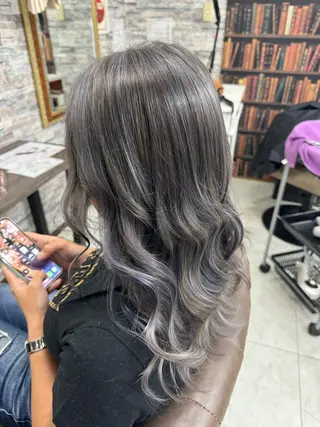 セミロング 土屋朱理/ ハイトーンカラーのヘアスタイル