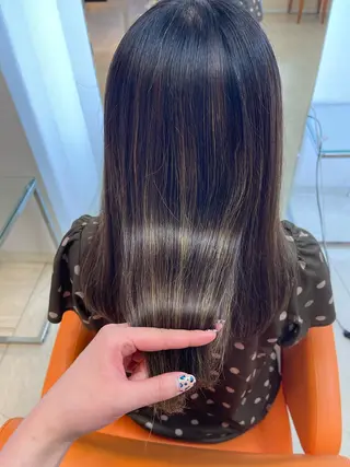 セミロング カラー ラシェンテ居留地所属・鶴﨑 美優亜のヘアスタイル