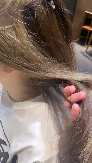 セミロング カラー ブリーチ＆縮毛矯正 🧸tomoki🧸のヘアスタイル