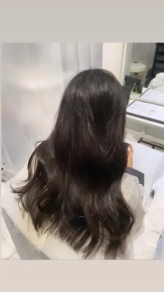 ロング AHNKISM所属・トレンドレイヤー/ 透明感カラーのヘアスタイル