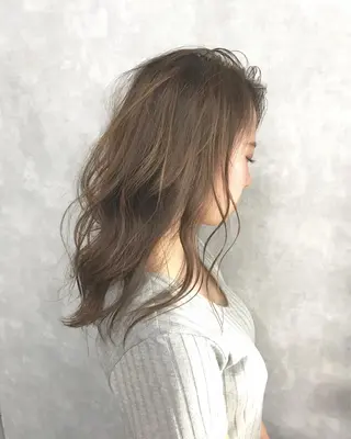 セミロング カラー TOMOYAレイヤー ブリーチ縮毛矯正のヘアスタイル