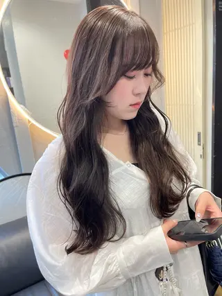 ロング カラー 宮崎　達也 ミルクティーベージュのヘアスタイル