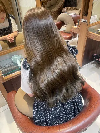 ロング カラー 赤みを押えたカラー➰ ケアブリーチのヘアスタイル