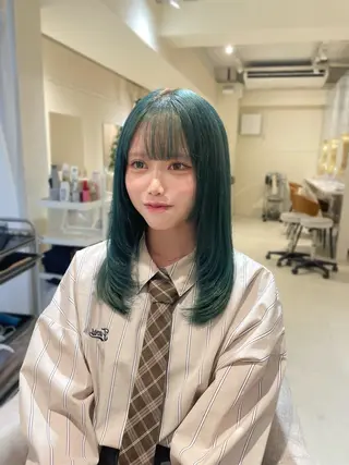 セミロング CreBiA ten_【クレビアテン】所属・crebia 漢人 美海／レイヤーカットのヘアスタイル