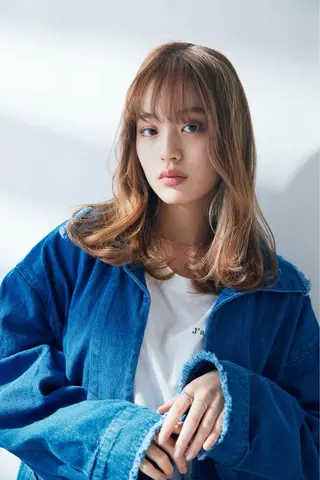 セミロング 🎨インナーカラー が得意👍新垣⚜️のヘアスタイル