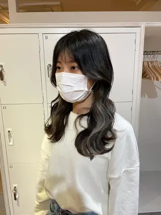 ミディアム カラー akane .のヘアスタイル