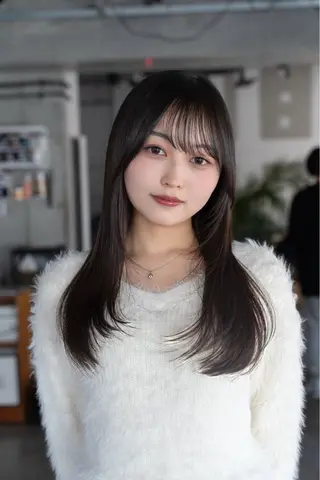 ロング レイヤーカット/ 前髪顔周りカットのヘアスタイル