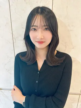 ミディアム Akane レイヤー/艶カラーのヘアスタイル