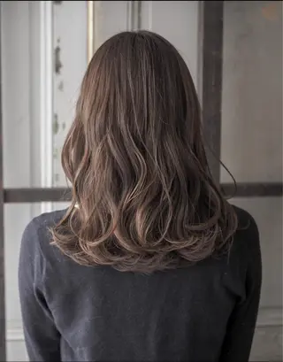 ミディアム カラー 難波 茜のヘアスタイル