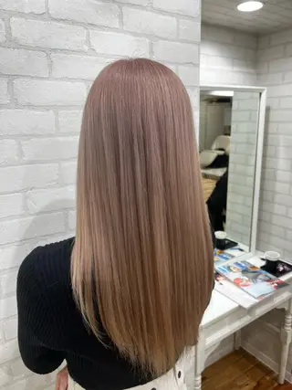 ロング ミルクティーカラー グレージュ　高山慧輔のヘアスタイル