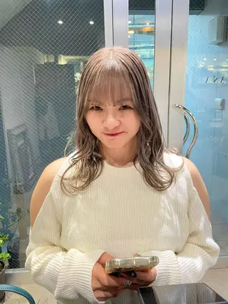 カラー ミルクティーベージュ ブリーチ🖤サヤカのヘアスタイル