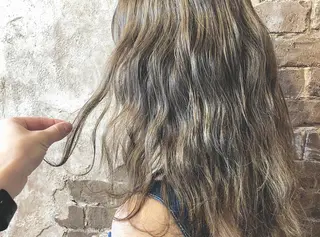 ロング カラー ブリーチ、パーマ 西部笑のヘアスタイル