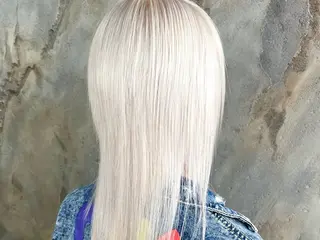 ミディアム カラー ニーナ/MONIQA /ハイトーンカラーのヘアスタイル