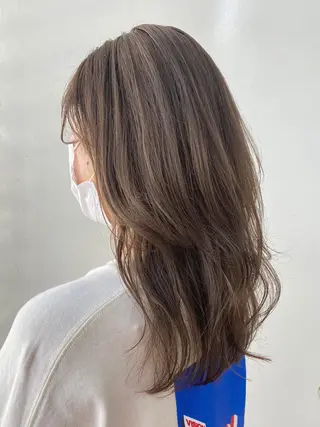 セミロング ANNA /艶髪/ハイトーンのヘアスタイル
