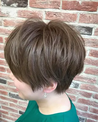 ショート カラー 濱岡 恭子のヘアスタイル