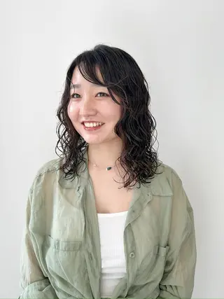 ミディアム カラー パーマ ENIF ツキのヘアスタイル