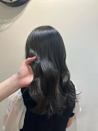 セミロング カラー 魚谷 綾渚のヘアスタイル