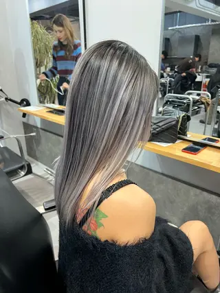 セミロング カラー ミルクティーカラー グレージュ　高山慧輔のヘアスタイル