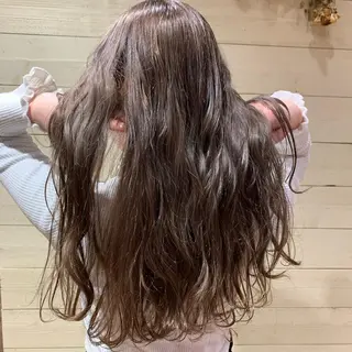 ロング カラー クワハラ イオリのヘアスタイル