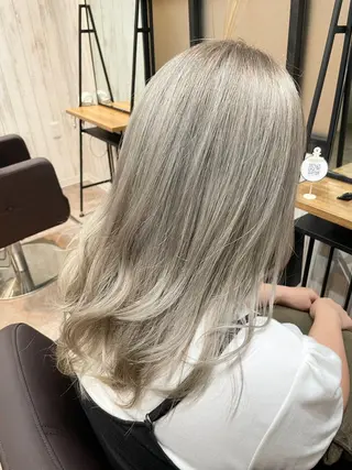 カラー ハイトーン✨酸性スト レート✨高田めぐみのヘアスタイル