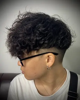 パーマ メンズ 柄﨑 比呂のヘアスタイル