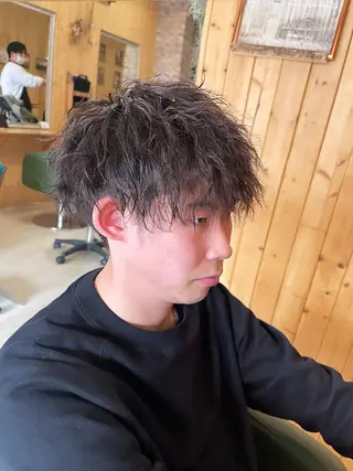 パーマ メンズ 韓国レイヤー外国人風 透明感カラー髪質改善のヘアスタイル