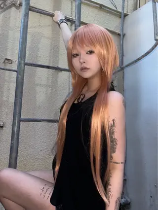 ロング AIRA/ブリーチ /透明感カラーのヘアスタイル