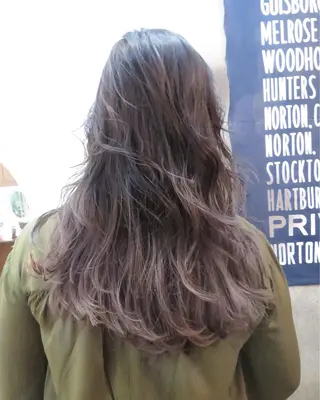 ロング コールネックスザサロン所属・白髪ぼかし×デザイン 🕊️🫧ホウジョウのヘアスタイル