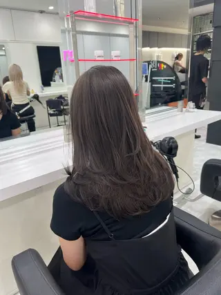 セミロング カラー オリーブカラー🫒 レイヤーカット✂︎のヘアスタイル