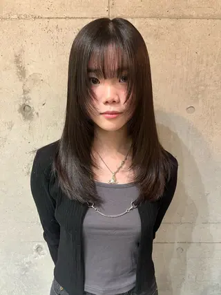 セミロング レイヤーカット\ウル フ　chinatsuのヘアスタイル