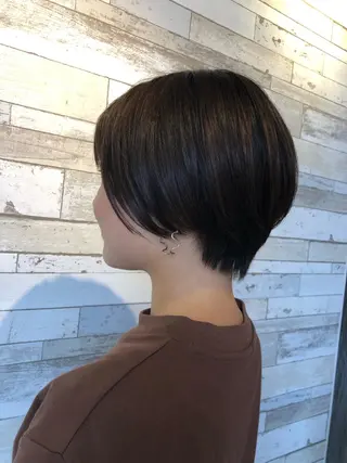 ショート レイヤー/顔まわり カット/地毛風カラーのヘアスタイル