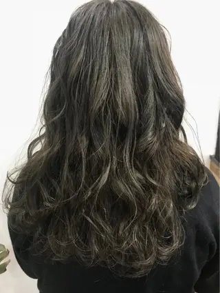 セミロング カラー 暗髪カラー🫐パーマ おくだりんかのヘアスタイル