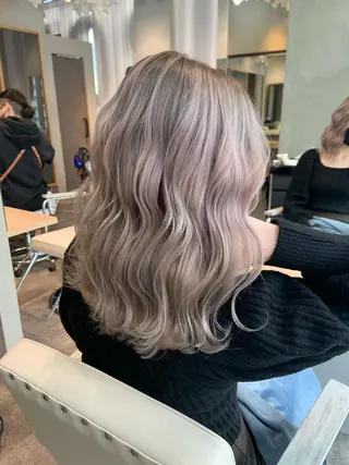 ミディアム 顔タイプ診断®︎ ハイトーンカラーのヘアスタイル