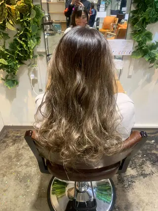 ロング カラー ハイライト✨髪質改善 TAKAさんです😊のヘアスタイル