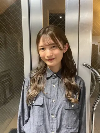 カラー ミルクティーベージュ ブリーチ🖤サヤカのヘアスタイル