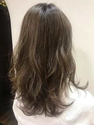 ミディアム いけだ　ひかり ハイライトくびれヘアのヘアスタイル