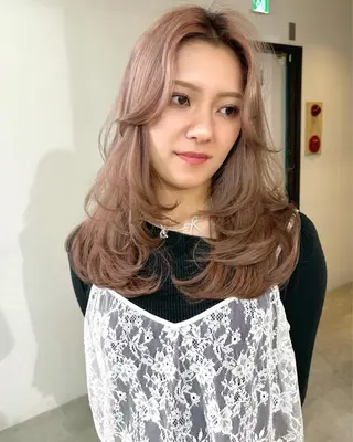 ロング カラー mizuki/ピンク ベージュ.レイヤーのヘアスタイル