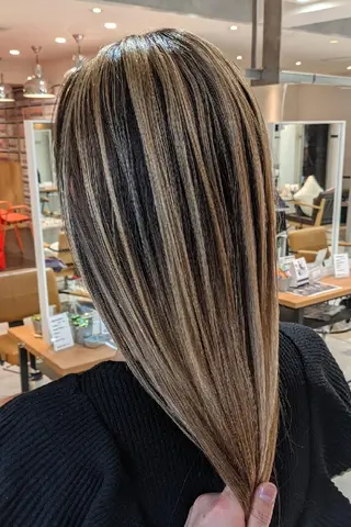 セミロング カラー nameless髪質 改善ブリーチ心斎橋のヘアスタイル