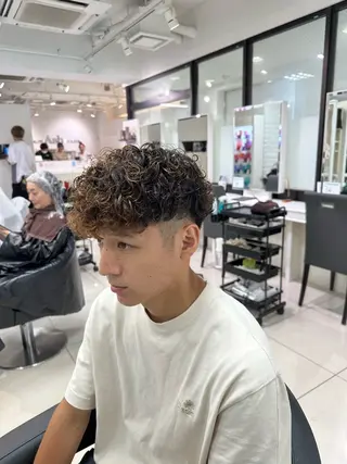ショート カラー パーマ メンズ フェザーパーマ職人 🪶ryosukeのヘアスタイル