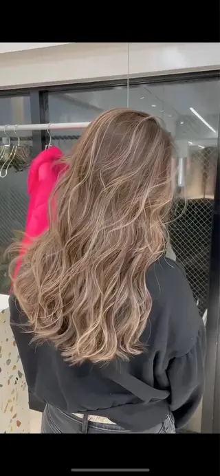 ロング カラー ONYX 表参道所属・表参道/ハイライト 髪質改善ストレートのヘアスタイル