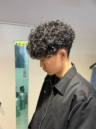 ミディアム パーマ ヘアアレンジ メンズ 顔まわりカット の達人のヘアスタイル