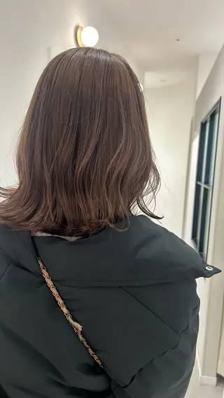 ミディアム オリーブベージュ/ ブリーチなし透明感のヘアスタイル