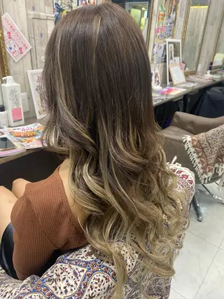 ミディアム 土屋朱理/ ハイトーンカラーのヘアスタイル