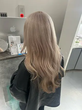 ロング あやめ🪽 オリーブ/ハイトーンのヘアスタイル