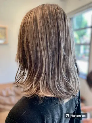 ミディアム 相澤 優色のヘアスタイル
